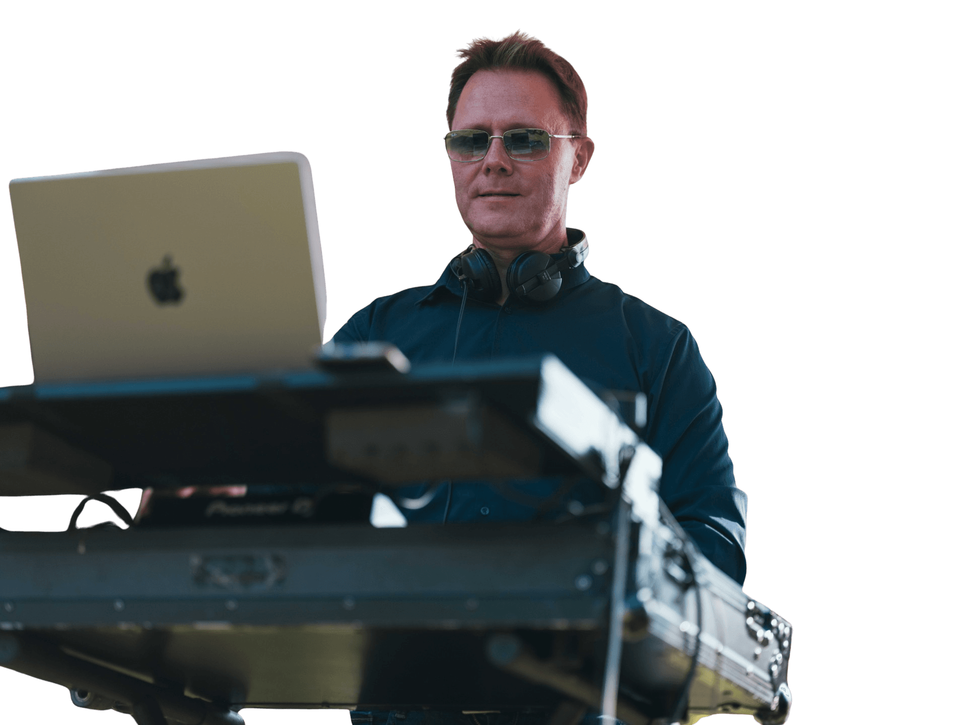 Philippe derrière ses platines en extérieur